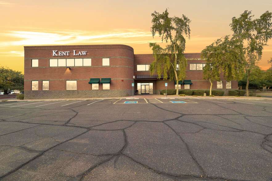 Front entrance of the Kent Law office in Ahwatukee, Phoenix, with accessible parking spaces by the door